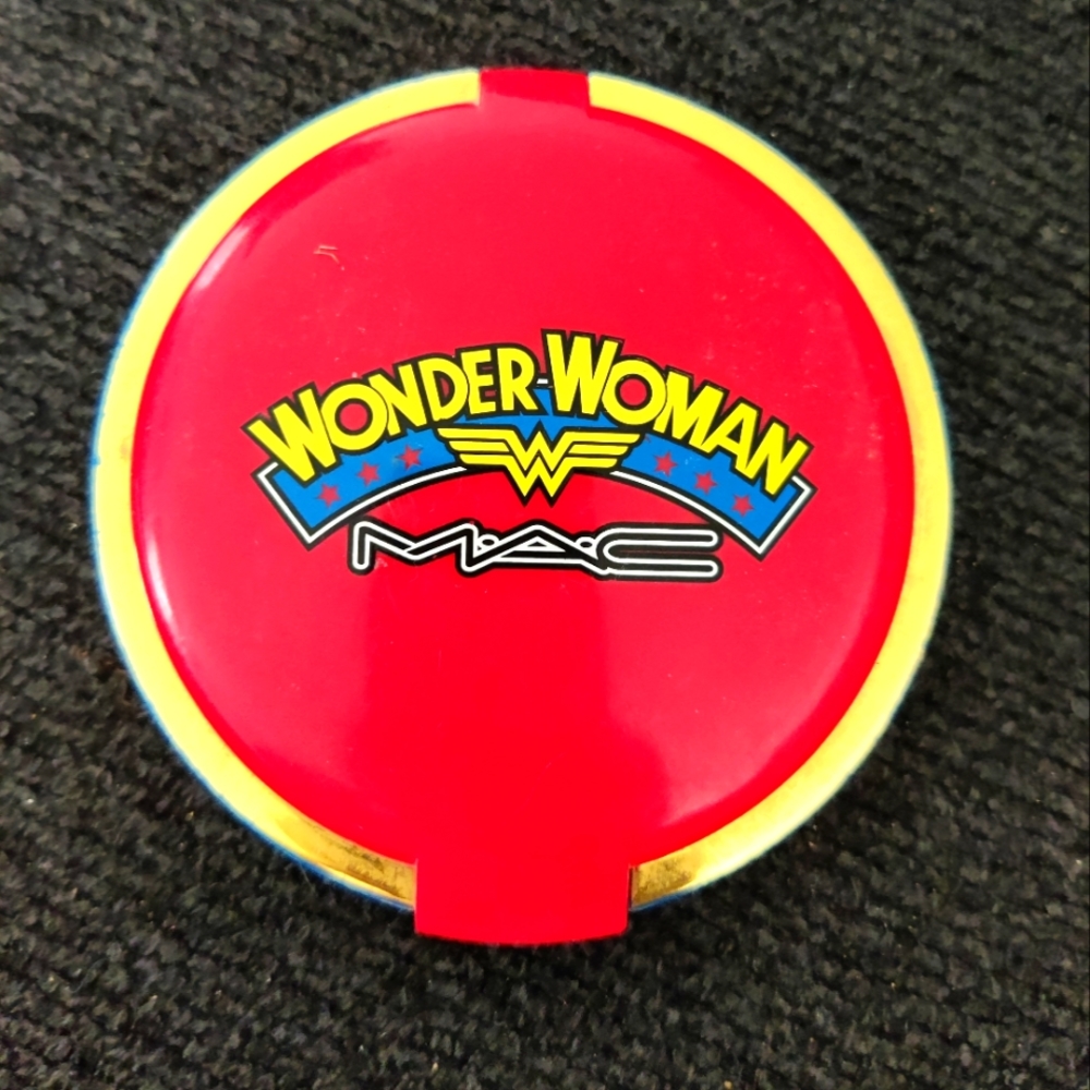 MAC Wonder Woman powder